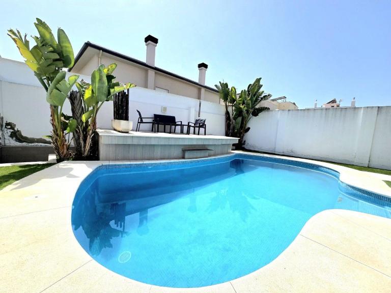 Chalet con jardin privado y piscina para disfrutar con la familia y amigos - B&B Punta Umbría