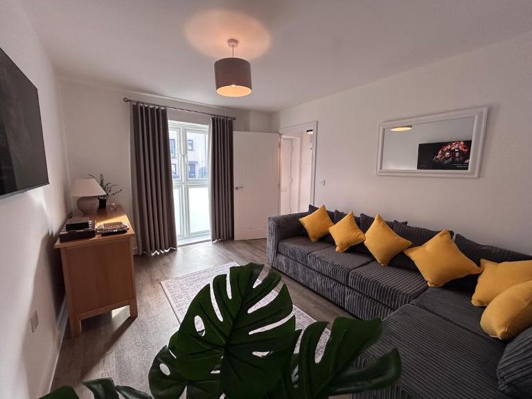 Premium 4 bed house in Brockworth, Gloucester, 20 mins from Cheltenham - Chambres d'hôtes Brockworth