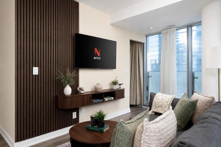2BR Condo for 6 w Parking by Scotia and CN Tower - Ferienwohnung Toronto