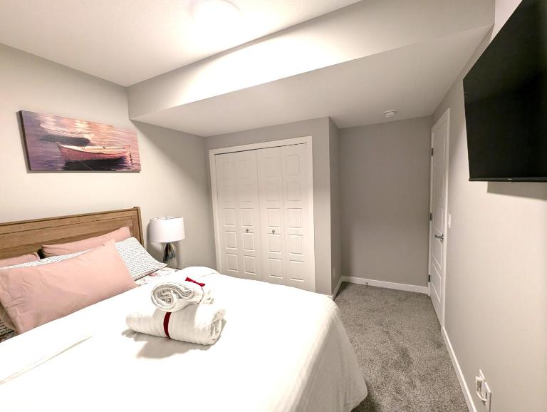Brand New Cozy Suite - SW Calgary - B&B Calgary