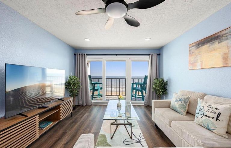 The Allura- Galveston Condo Steps Away from Beach - Chambres d'hôtes Galveston