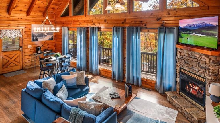 Blackberry Cobbler- Romantic Hideaway, Hot Tub, Scenic Views, Dogs OK - Bed and Breakfast Pigeon Forge