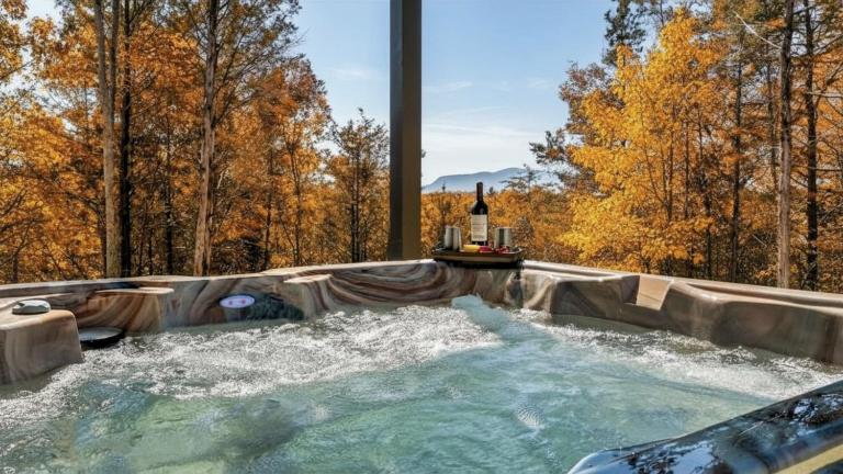 Eagle Feather Cabin- Modern Retreat, Hot Tub, Games & Scenic Yard Escape - Bed and Breakfast Sevierville