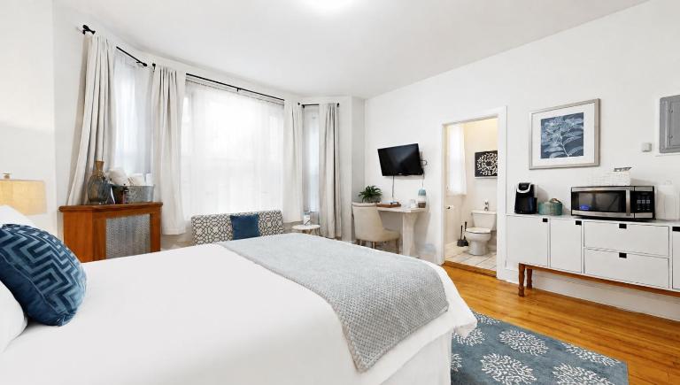Walk to Restaurants, Shopping, near BU and Hosp - B&B Longwood Station