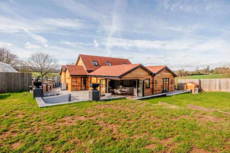 Megan's Hideaway | Luxury 4 Bed Retreat - B&B Crossway Green