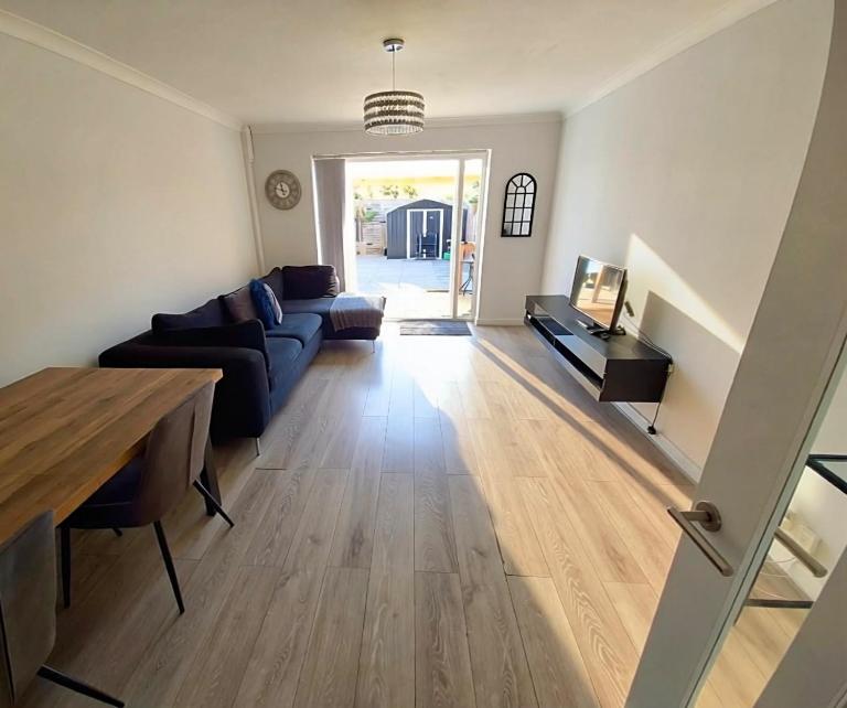 Modern 2 Bedroom House in Hounslow - Bed and Breakfast Hounslow