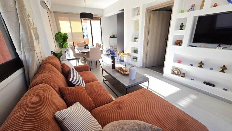 Central 2BR Apt with Huge Balcony & Views - B&B Larnaka