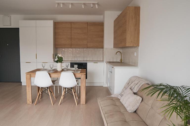 Blossom BEMOWO apartment & free parking - B&B Varsovia