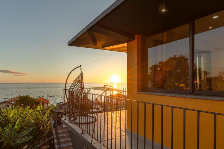 Yellow by the sea house by CAELIS INSPIRE - B&B Paul do Mar