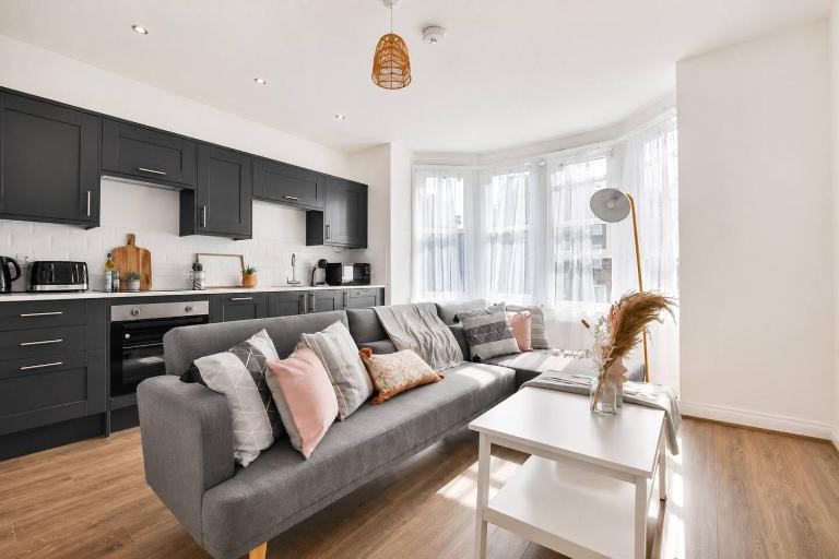 Contractor Friendly 3 Bedroom Flat with Free Parking - Chambres d'hôtes Cardiff