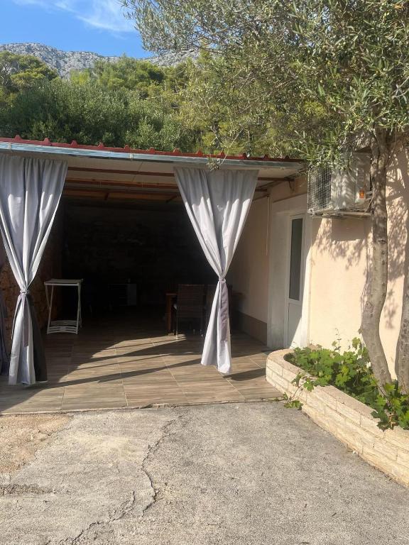 Korina - B&B Jelsa