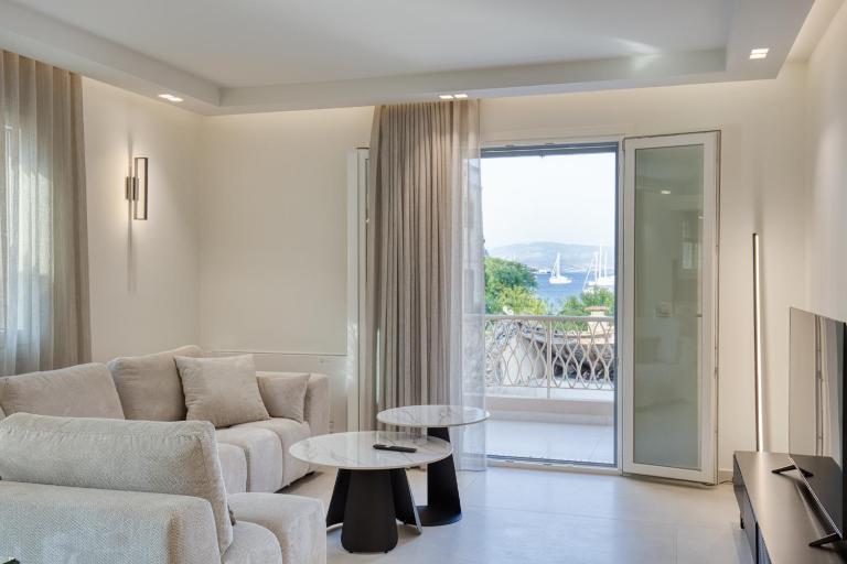 Coryfes Luxury Apartments - Ferienwohnung Karyófyto