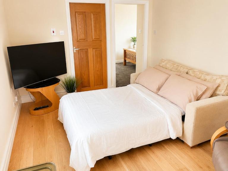 Town Centre Apartment with Private Parking & Garden - B&B Southport