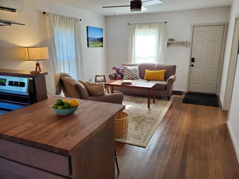 The Cottage - Your Adventure Headquarters! - B&B Halfway