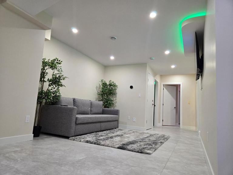 Luxury 2-Bedroom Basement Suite - B&B Calgary