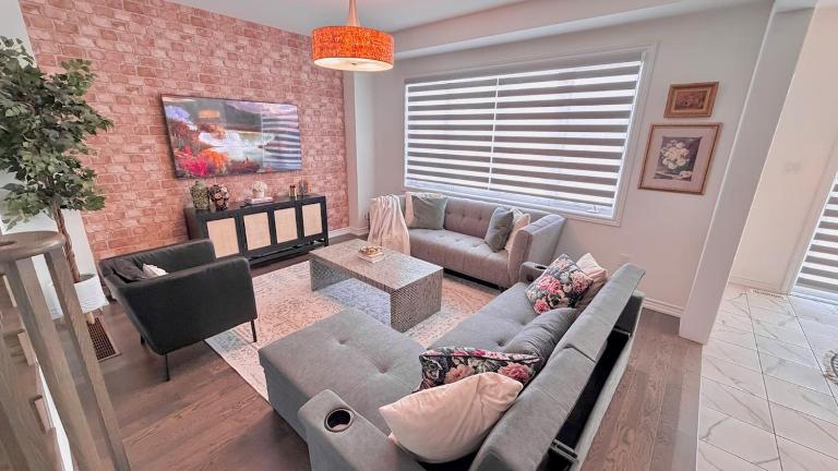 3BR Cozy Haven with Hot Tub and BBQ Near Niagara Falls - Chambres d'hôtes Thorold