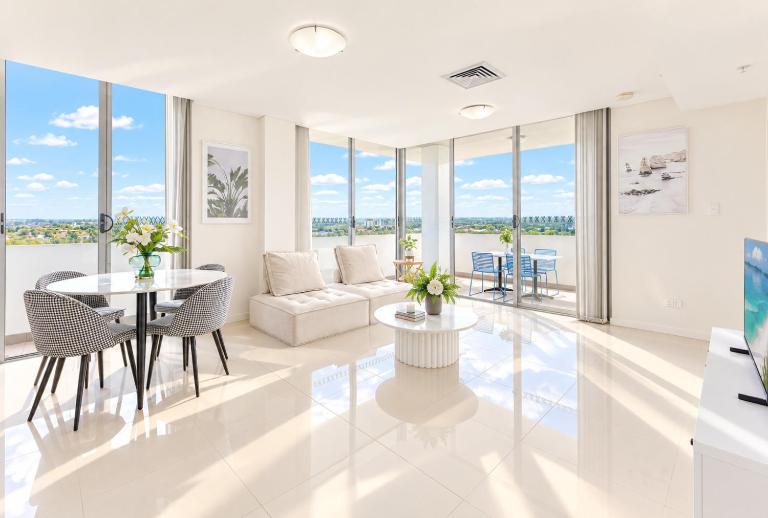 High-rise view, convenient location, 5 minutes walk to Westfield train station, restaurant, free parking - B&B Sydney