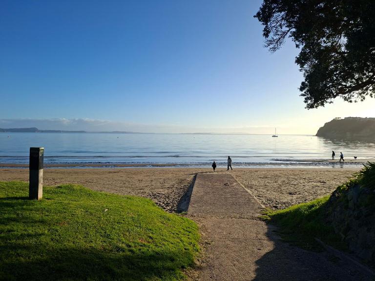 Modern Coastal Retreat - 1 min walk to Beach - B&B Whangaparaoa