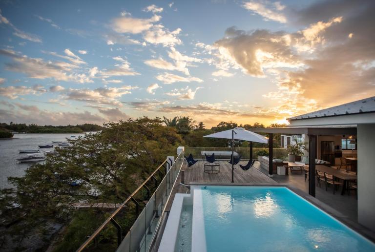 Penthouse Luxueux avec Piscines, Vues Mer et Montagne - B&B Grande Rivière Noire