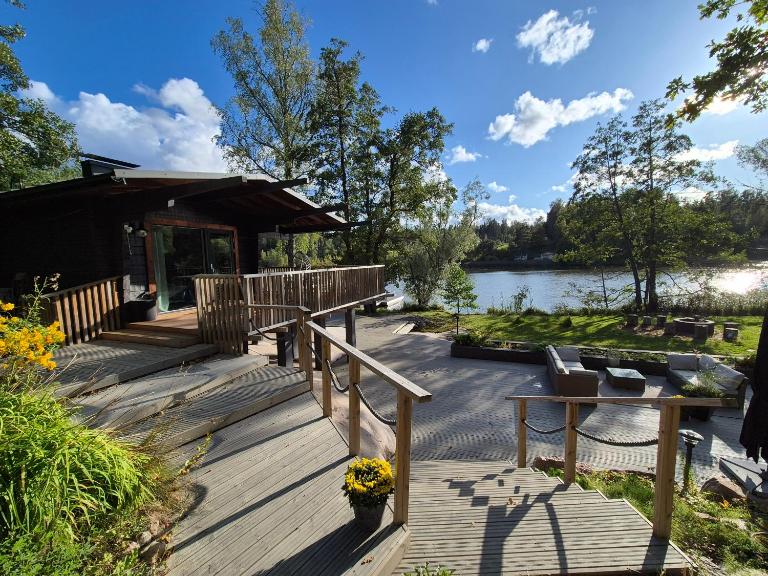 Unique Lakeside Retreat near Helsinki with Glass Pavillion, Sauna and Hot tub - B&B Kylmälä