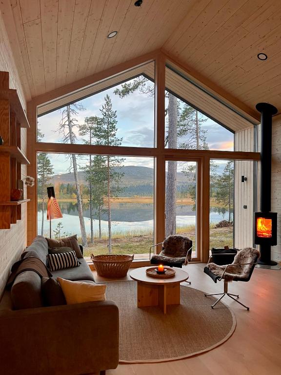 Villa Lumikero - korkeatasoinen järvenrantahuvila tunturinäkymällä - B&B Enontekiö