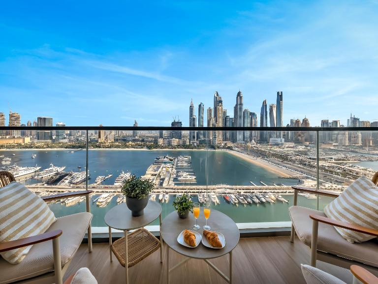 Upscale family friendly 4 bedroom on Private Beach with Amazing Views - B&B Dubai