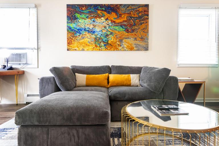 Private Modern 1st Flr 3 Bed Apt Close to Downtown - Ferienwohnung Torrington