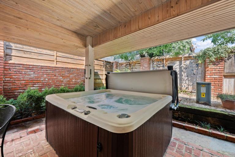 Charming Stay with Hot Tub, Patio and Antique Charm - Ferienwohnung Oklahoma City