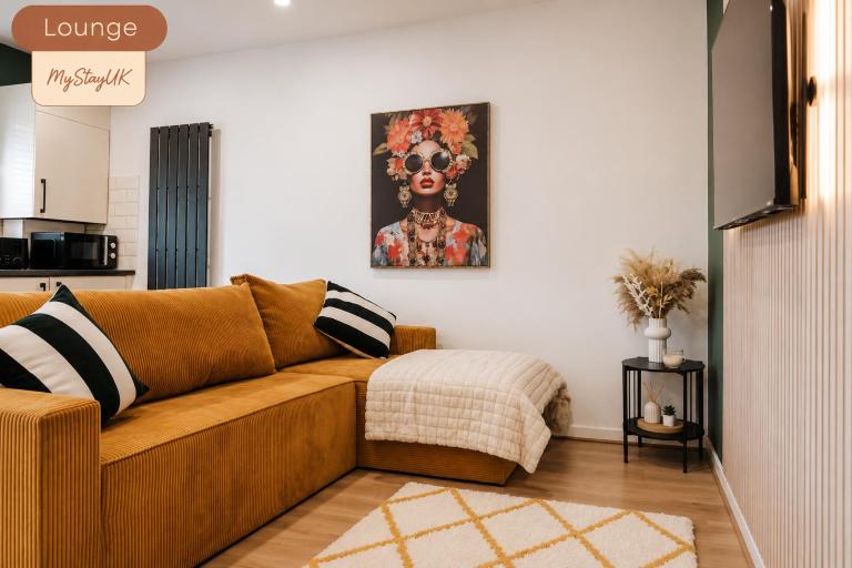Modern City-Centre Home | Sleeps 12 | Free Parking - Chambres d'hôtes Manchester