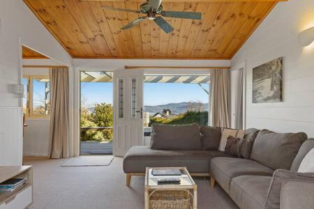 Bellbird Cottage With Lake and Mountain Views - B&B Taupo