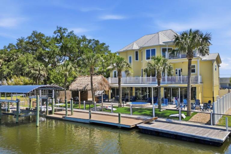 Crystal River Waterfront 5BR w Dock - Sleeps 11 - Bayshore Getaway - Chambres d'hôtes Crystal River