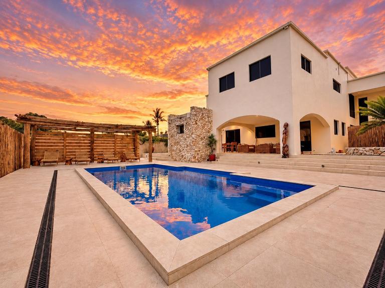 5 Palms Wailoaloa, 6BR Villa - Bed and Breakfast Naidi