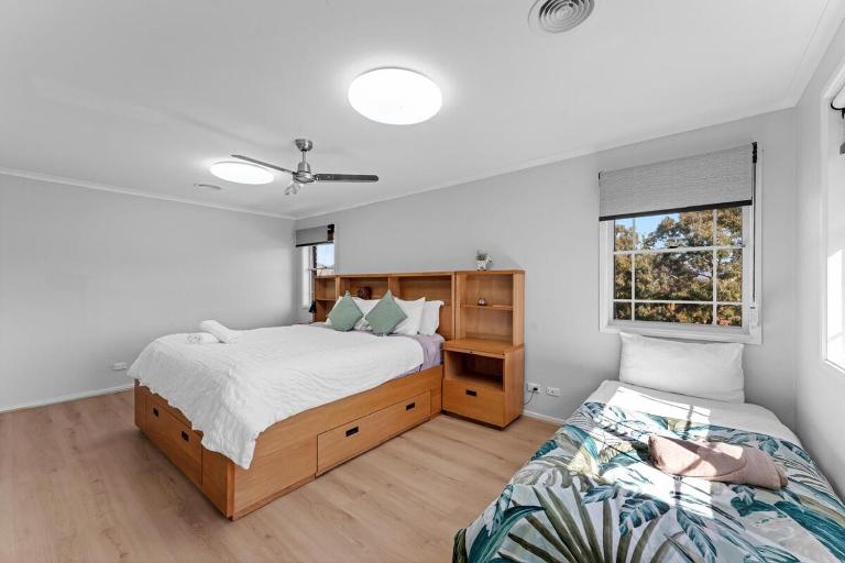 Stylish Canberra Home Comfort & Luxury 5BR 3bath 12 sleeps 1 entire home 8 beds - B&B Tuggeranong