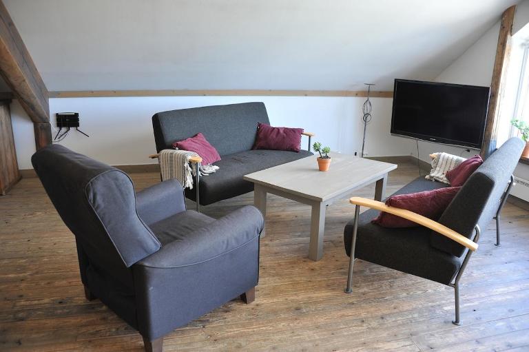 Farmhouse living room with open solution 1 km from Torp Airport - B&B Sandefjord