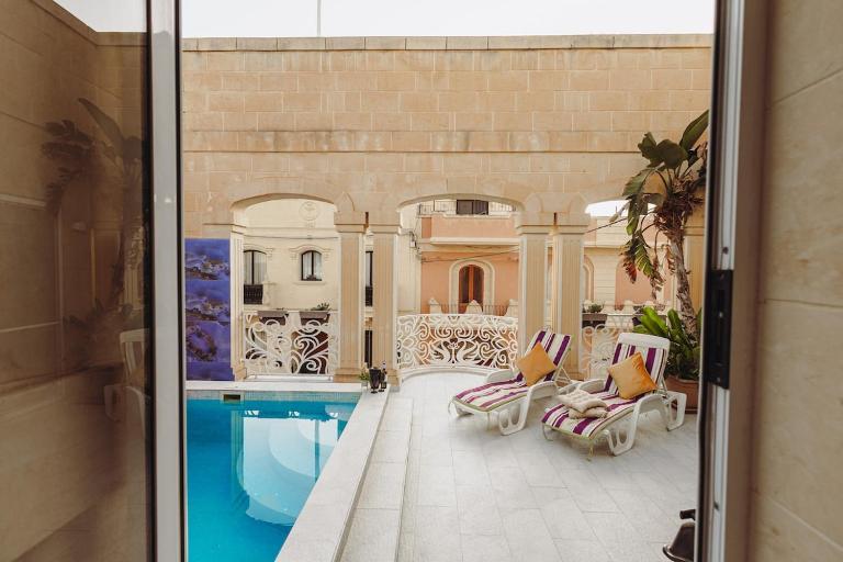 Villa Seahorse - With a Private Pool - Billards - Bed and Breakfast Munxar