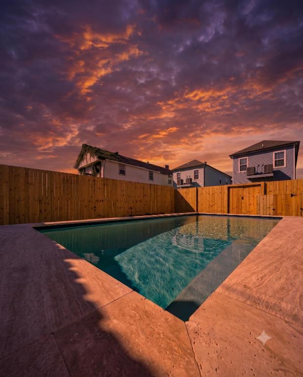Mid-City 4BR w pool, balcony & free parking - B&B New Orleans