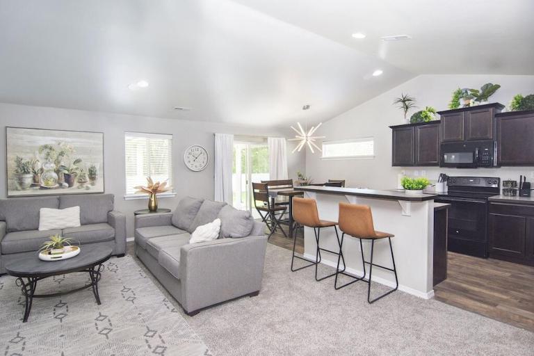 Stoddard Trailhead Central Nampa Home - Sleeps 10 - B&B Nampa