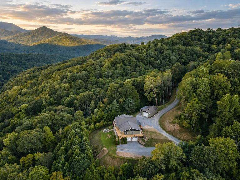 Stunning Mtn Views Hot Tub Fire Pit Sleeps 8 - B&B Waynesville