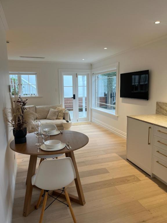 Little Milford Hideaway - Newly renovated! - B&B Auckland
