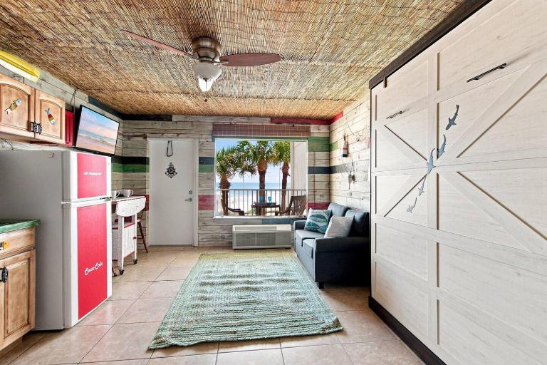 The Fishing Hut, Oceanfront, 2 pools, WiFi, TV - B&B Daytona Beach