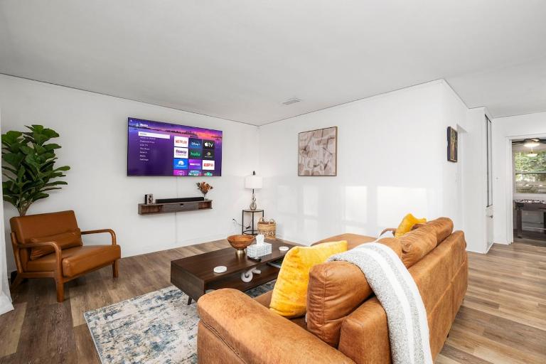 Modern Home Near UF, Stadium - Private Gazebo - B&B Gainesville