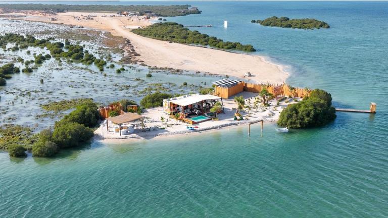 AWAY Glamp RV Private Mangrove Beachfront - B&B Umm Al Quwain