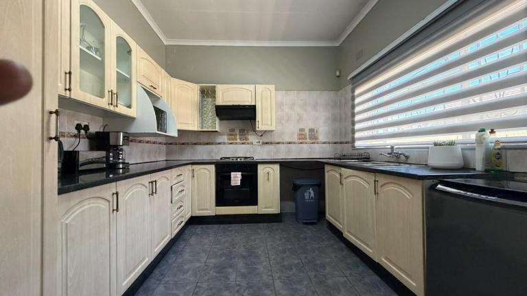 3 or 4 Beds Urban Escape Home - B&B Gaborone