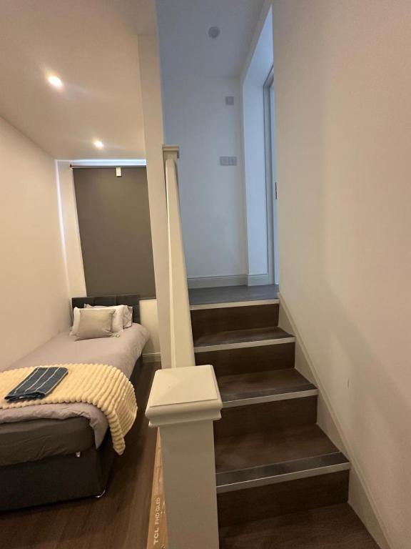 Studio Apartment Sleeps 1 with Wifi near city - B&B London