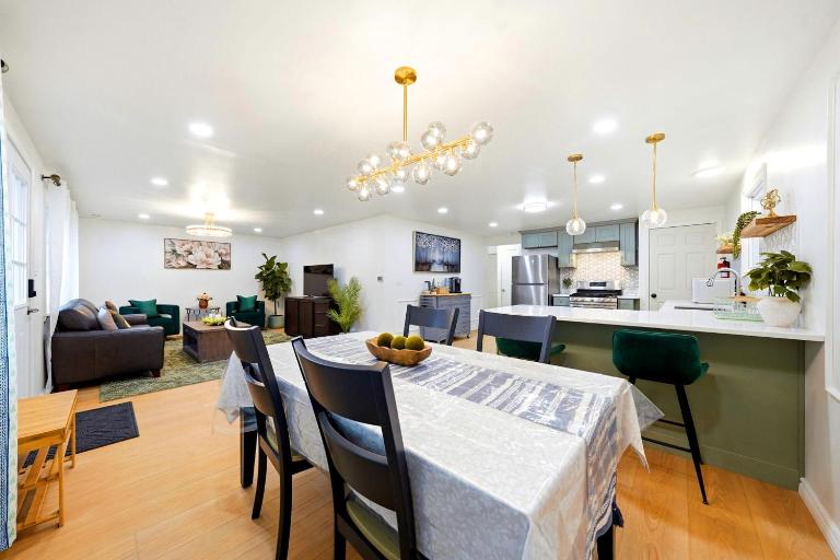 Cozy 3-Bedroom Home Near Airport - Chambres d'hôtes Depew