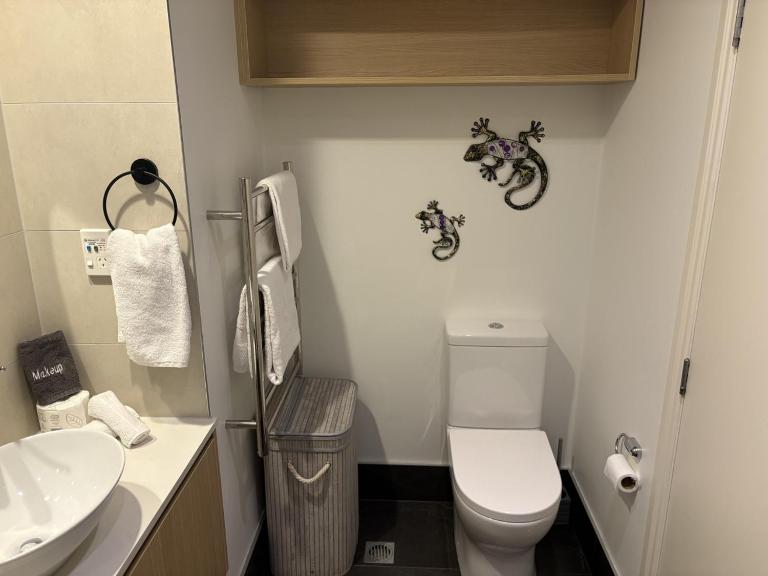 Entire Apartment 21st Floor Queen Street with Free Parking - Chambres d'hôtes Auckland