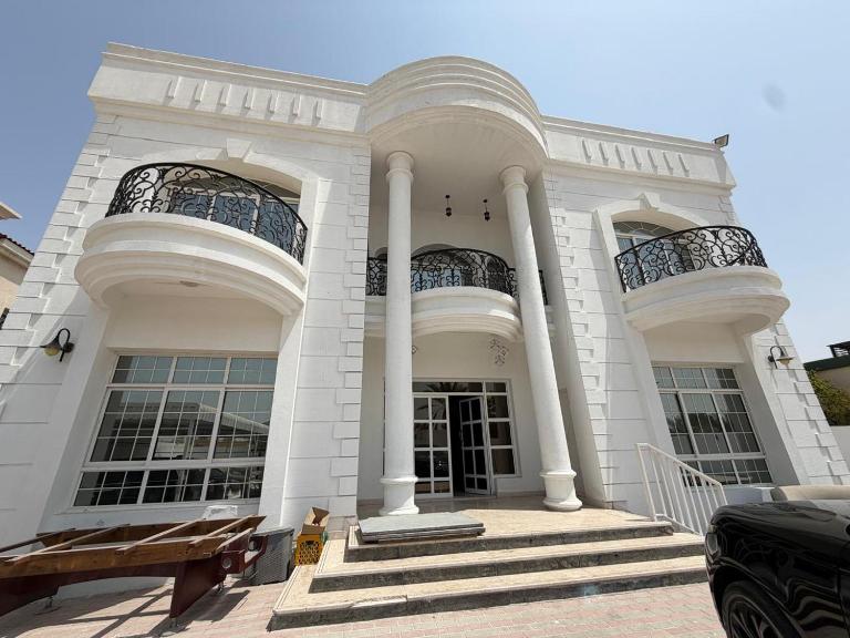 Exclusive 4BR Luxury Villa with Maid Room & Private Space - Bed and Breakfast Dubai