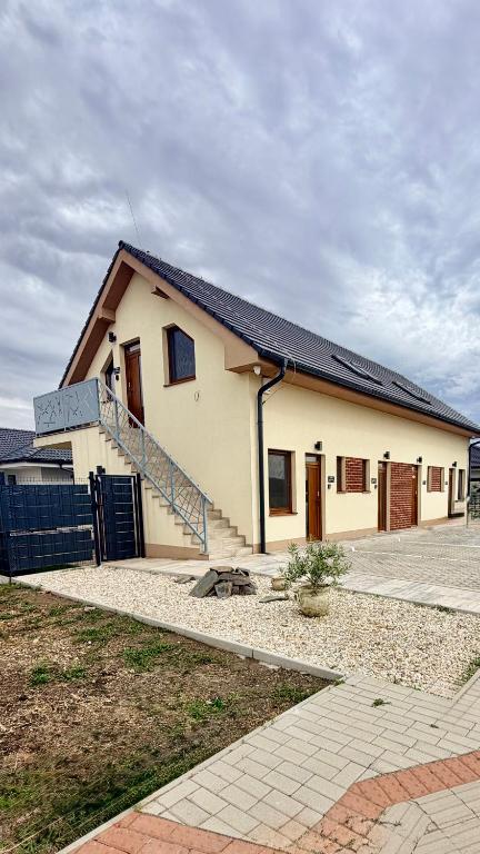 HENRY APARTMENT - Nesvady - Slovakia - Ferienwohnung Nesvady
