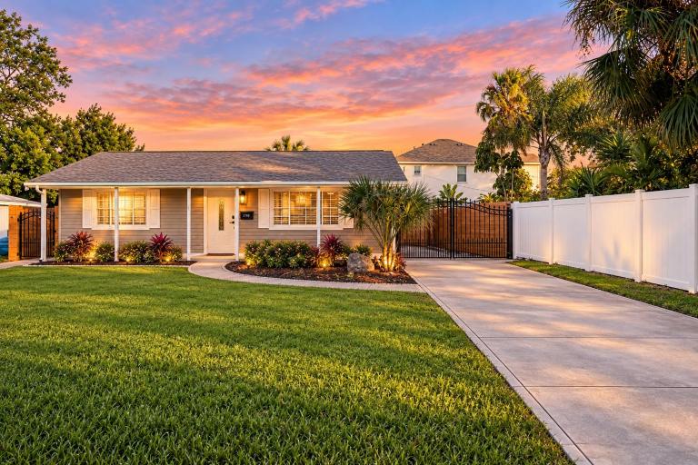 St Pete Family Beach House 10 mins from Madeira Beach, Pool Table, Fire Pit! - B&B St. Petersburg