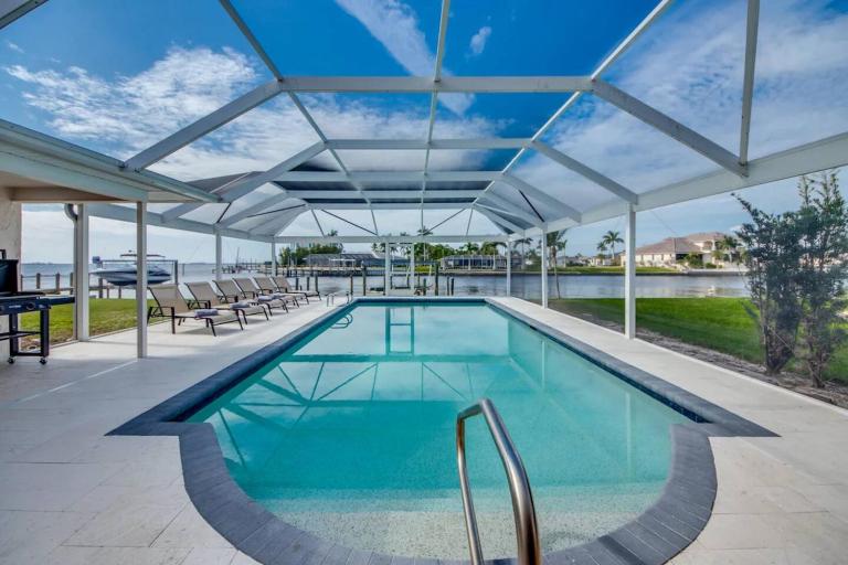 Riverview at Dolphin Drive with stunning sunsets and a short walk to the beach - B&B Cape Coral